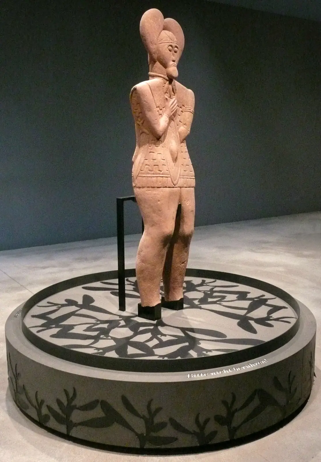 Estatua original de arenisca del llamado Príncipe de Glauberg, con tocado de hojas, torque y escudo, expuesta en Keltenwelt am Glauberg. Fotografía de Heinrich Stürzl.