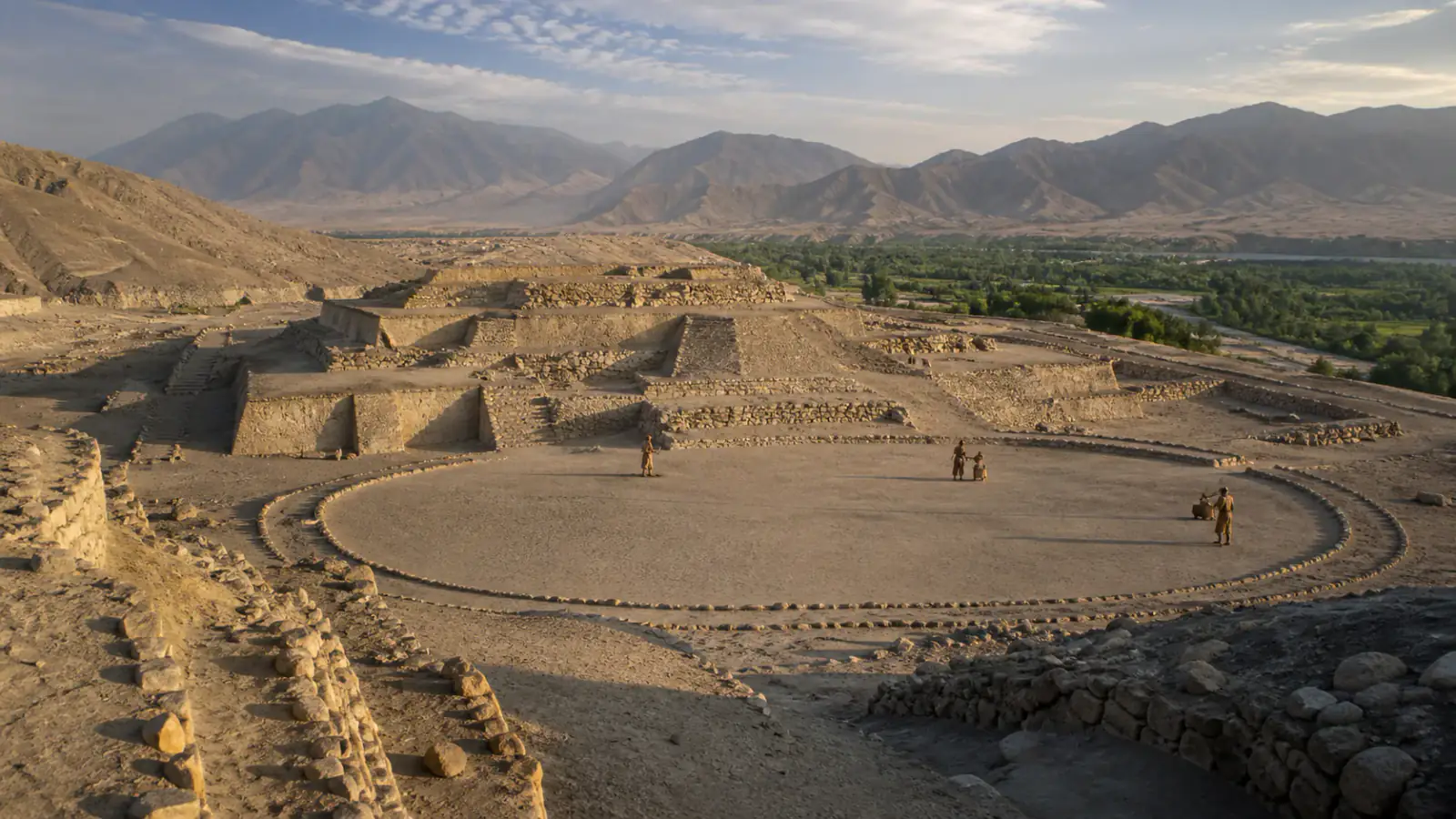 Reconstrucción de una plaza circular hundida y plataformas monumentales de Caral sobre el valle del Supe