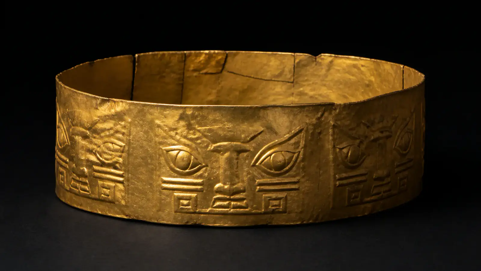 Recreación histórica específica de Una corona felina lejos del santuario de Chavín, Kuntur Wasi, Cajamarca, Perú, c. 800–550 a. C.