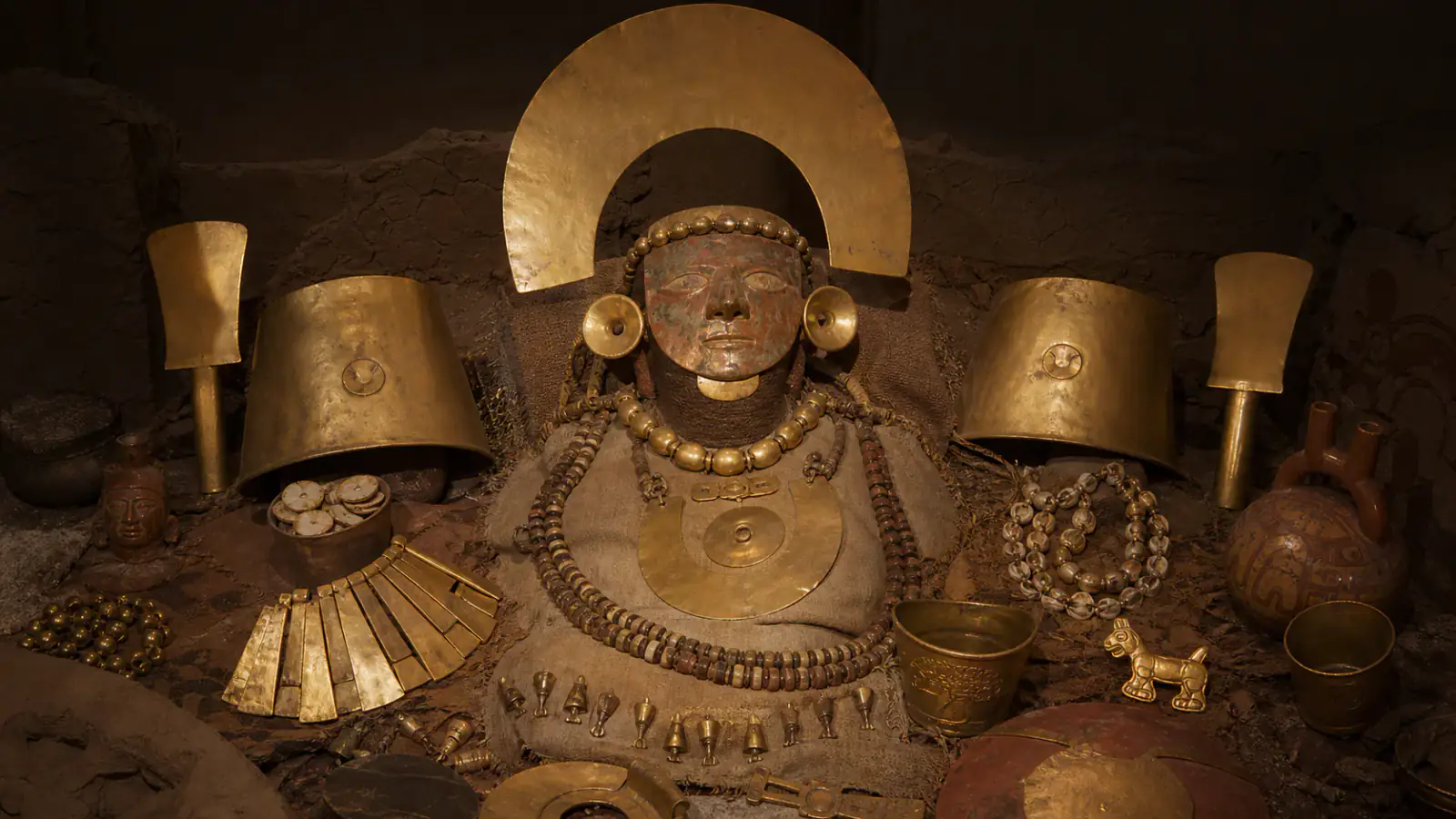 Reconstrucción museográfica del ajuar del Señor de Sipán con ornamentos de metal, concha y cerámica