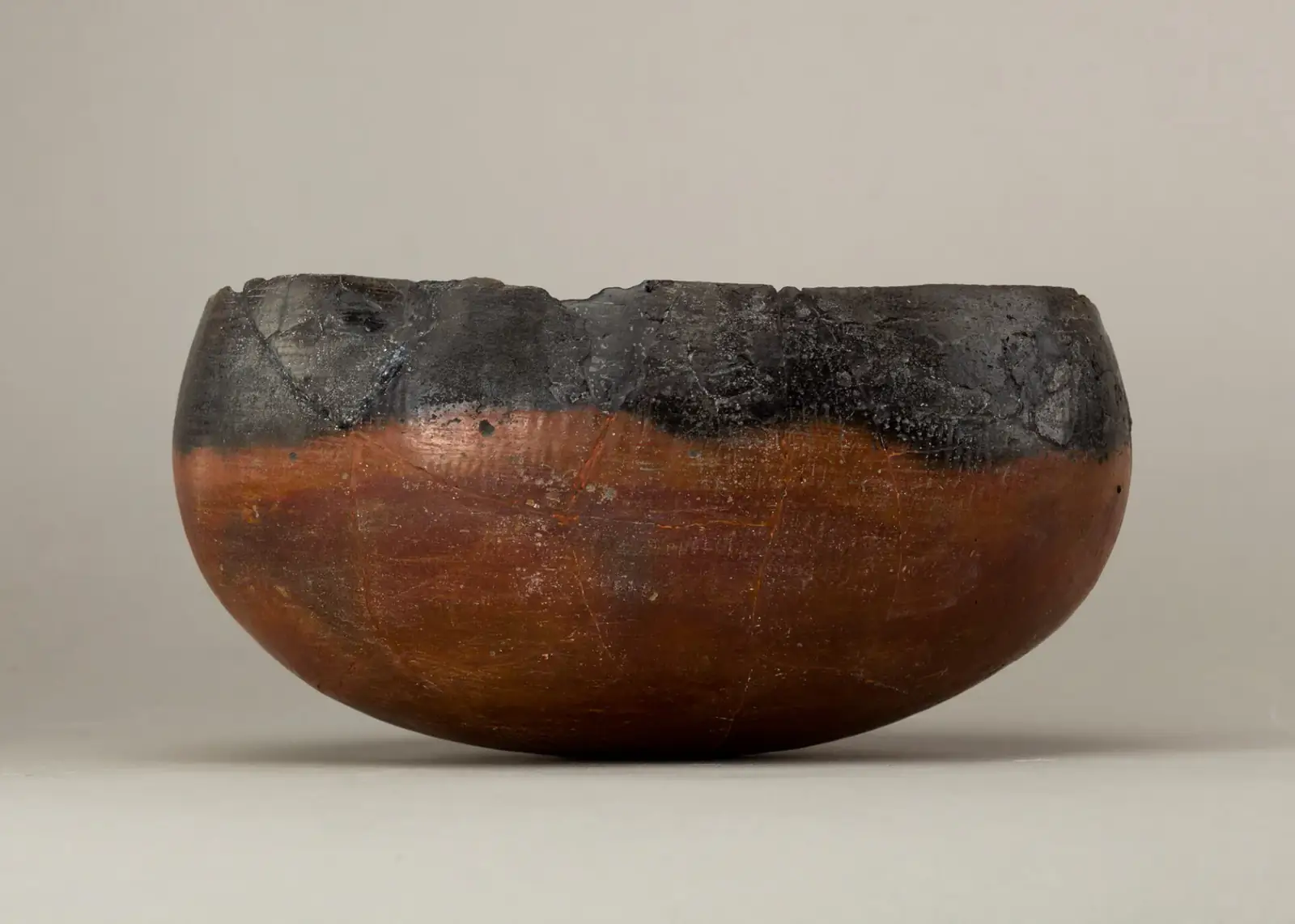 Cuenco badariense pulido con borde negro procedente del Alto Egipto