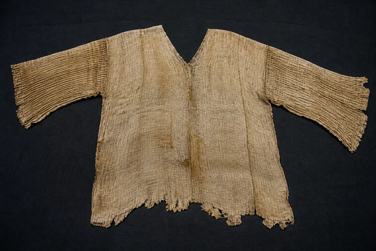 Recreación histórica específica de El vestido que sobrevivió al tiempo, Tarkhan, Egipto, ca. 3482–3102 a. C. (95 % de probabilidad)