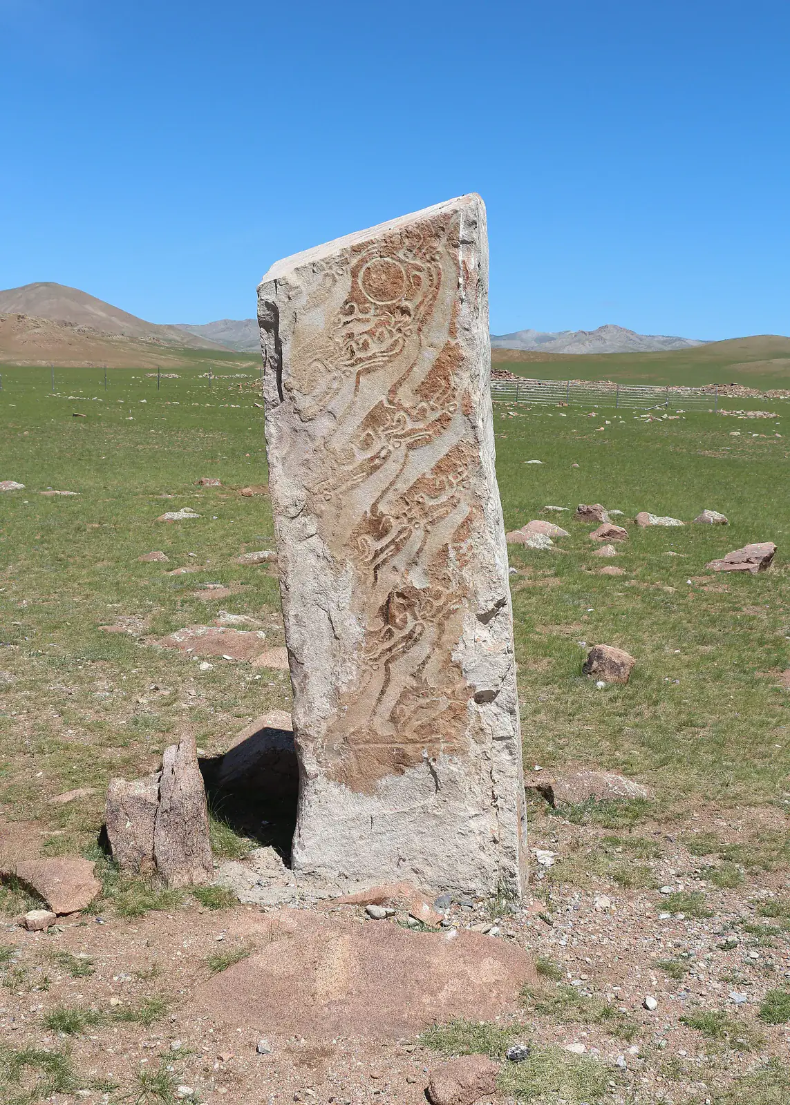 Piedra ciervo de granito cubierta con figuras estilizadas en Uushigiin Övör, Mongolia