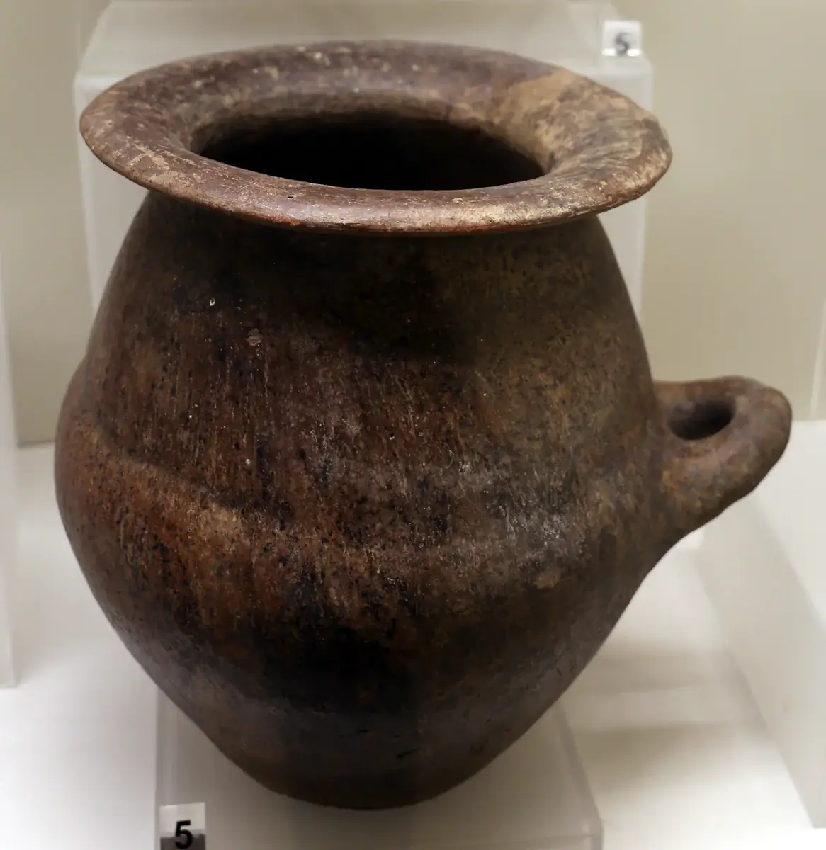 Urna bicónica de cerámica con cubierta de bronce procedente de la necrópolis del Sorbo