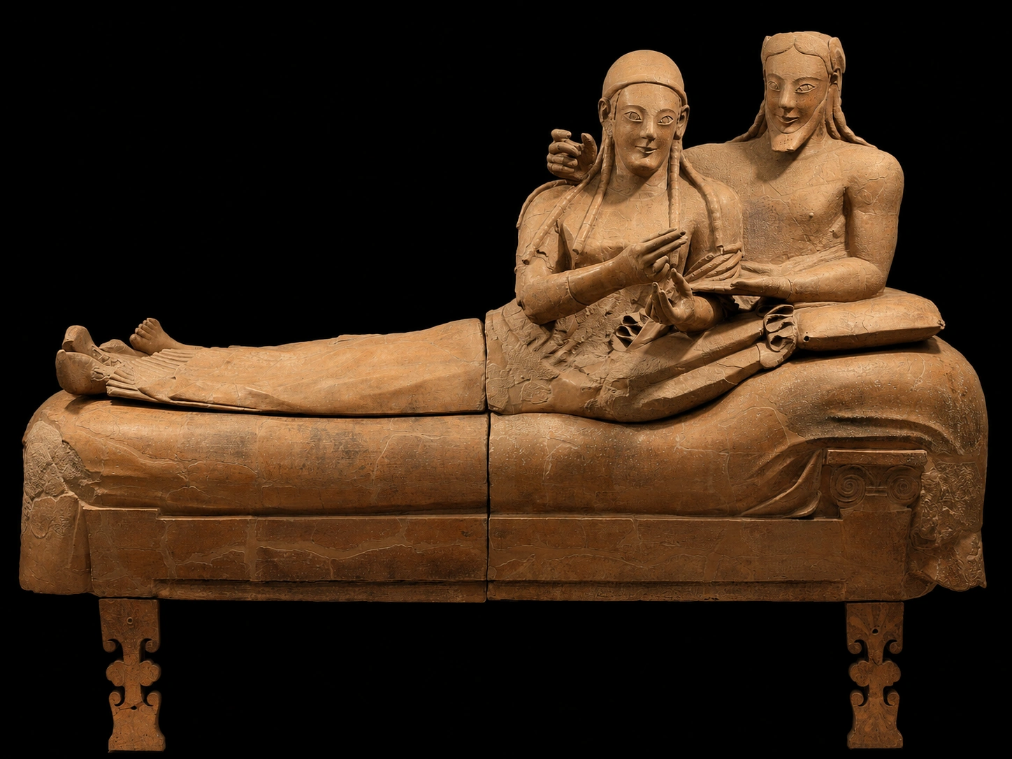 Sarcófago de los esposos de Villa Giulia: reconstrucción interpretativa sobre fondo negro basada en la fotografía del original Código catálogo patrimonial1200655033 (no número de inventario).