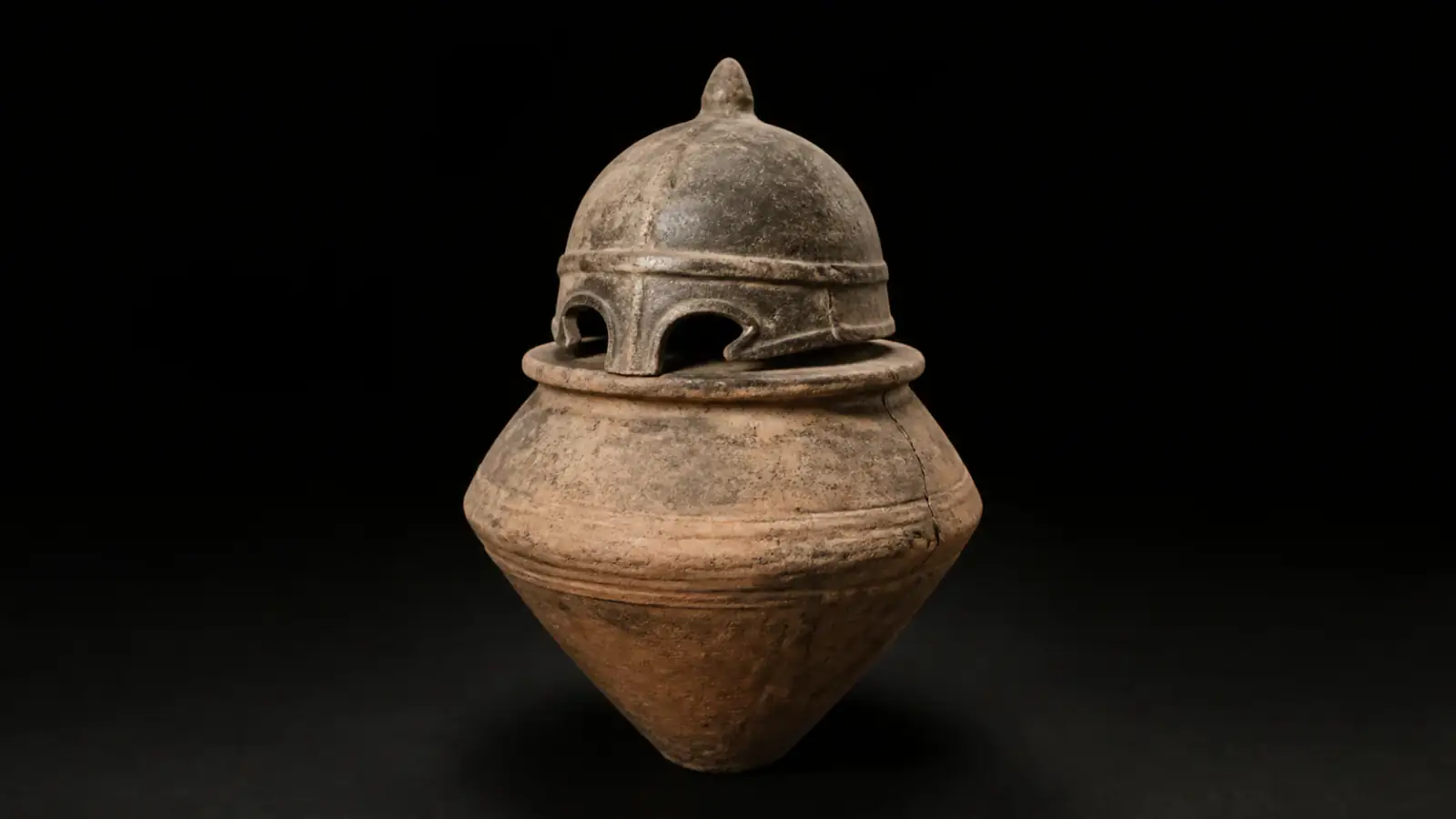 Recreación histórica específica de La urna bicónica de la necrópolis del Sorbo, Necrópolis del Sorbo, Caere/Cerveteri, Lacio, Siglos IX–VIII a. C.