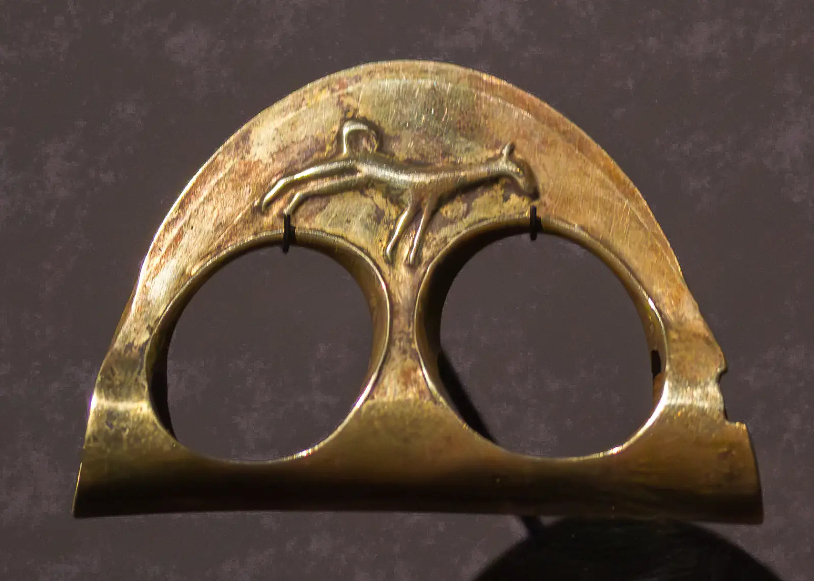 Hacha fenestrada de oro con decoración animal procedente de Biblos