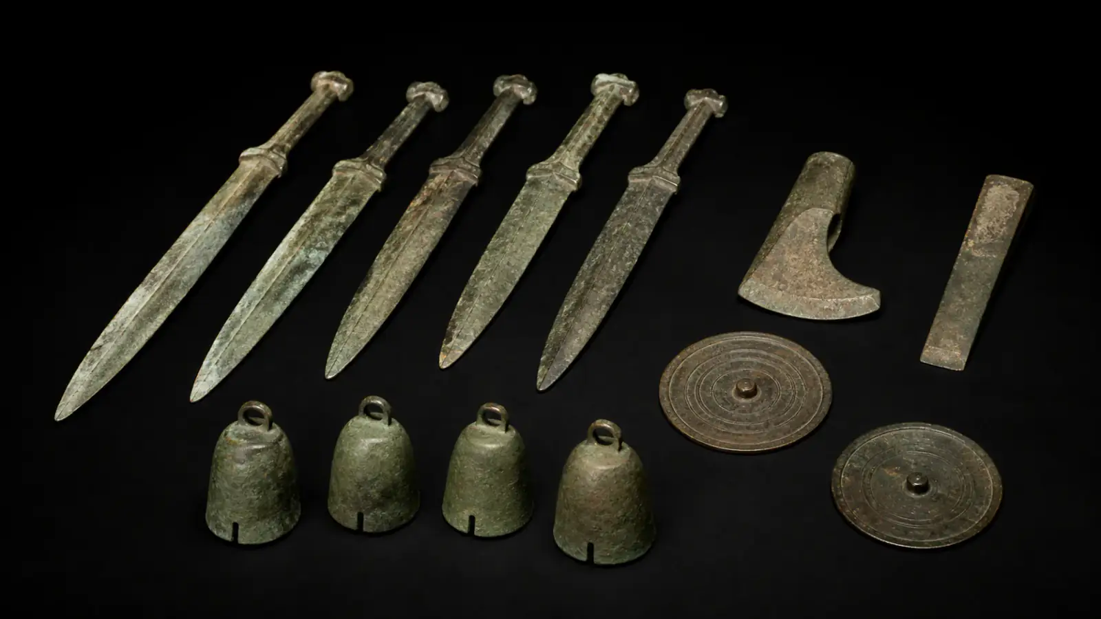 Imagen contextual de El espejo de líneas finas de Daegok-ri para el conjunto Ajuar de Daegok-ri