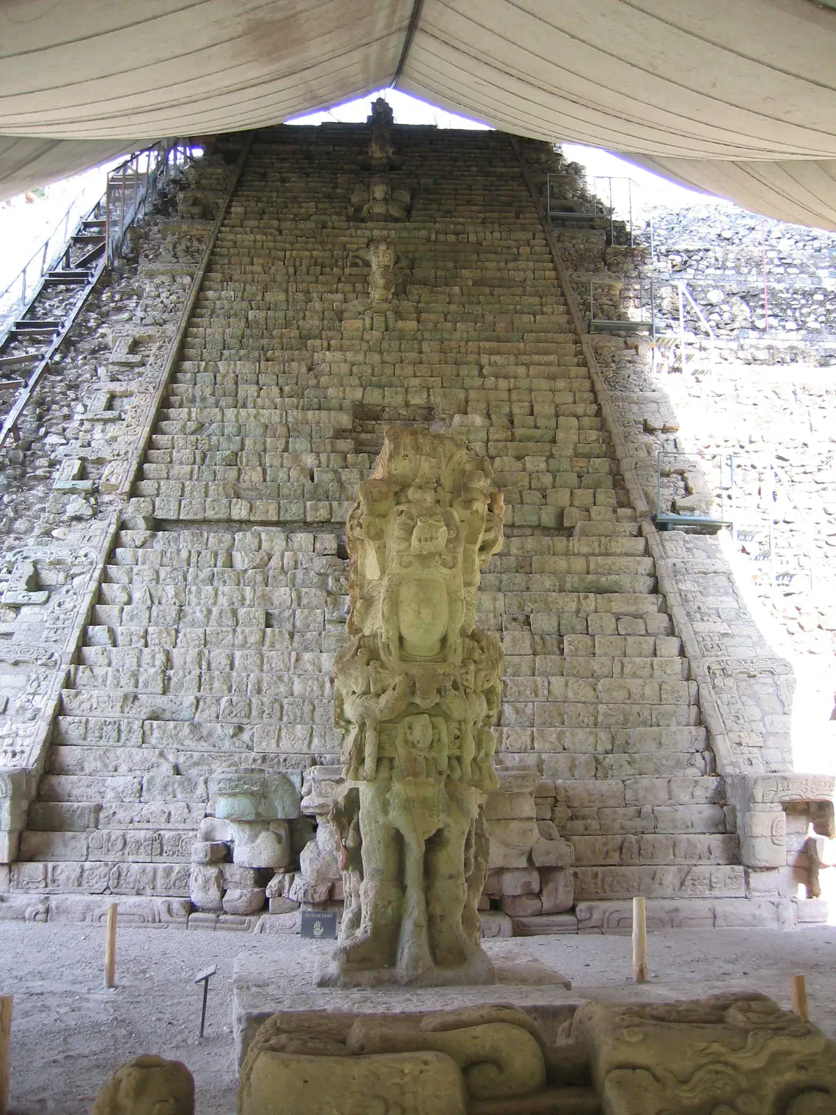 Stela M and the Hieroglyphic Stairway on the archeological site of Copán , a mayan city.