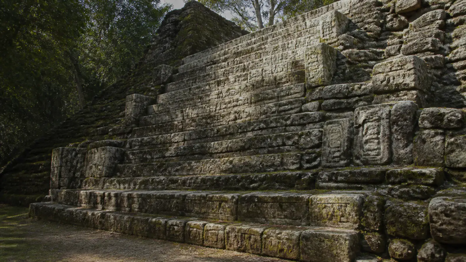 Imagen de Reyes, fechas y ciudades escritos en piedra