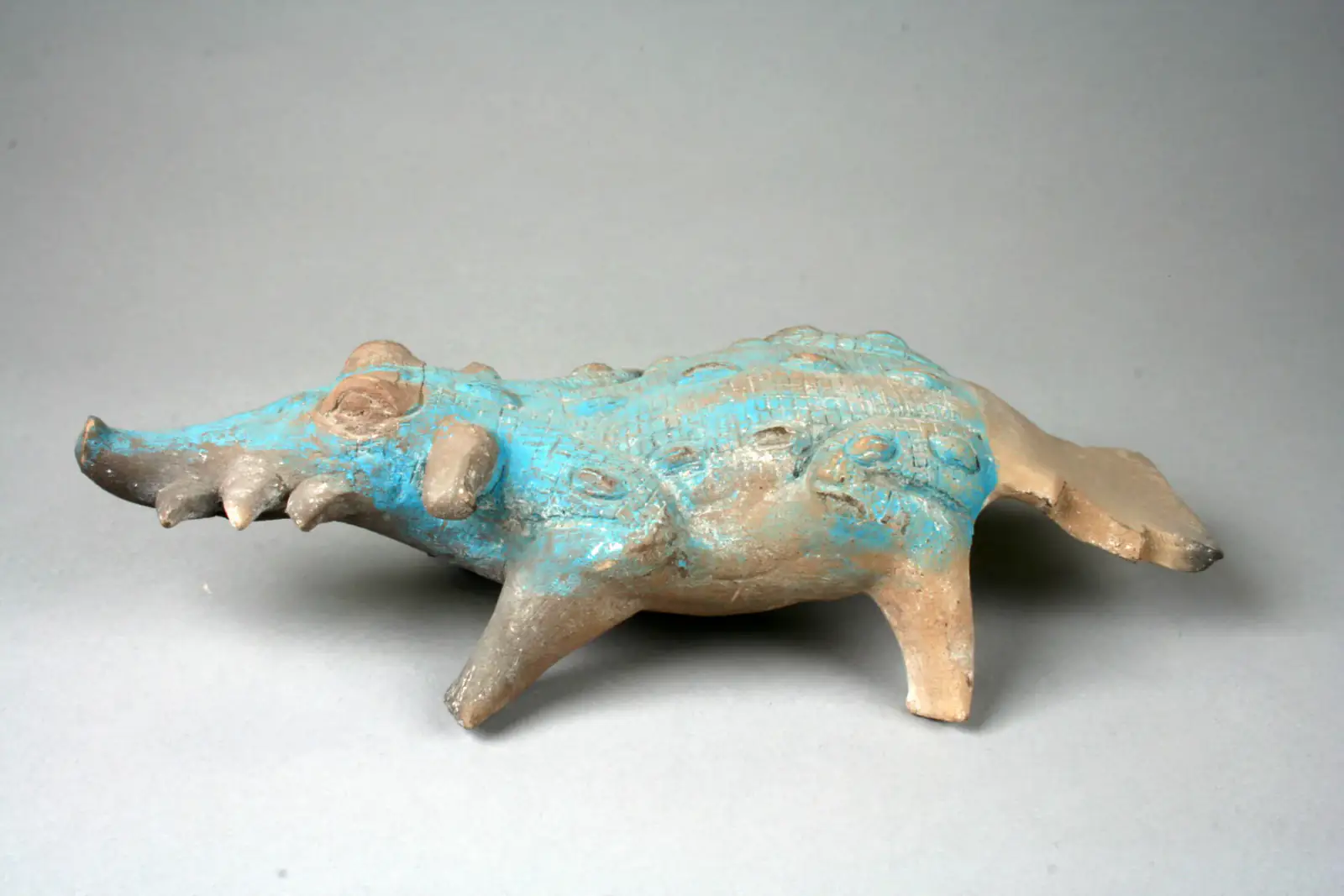 Sonajero de cocodrilo maya procedente de Jaina/Campeche, 700–800 d. C.; cerámica con pigmento azul maya.