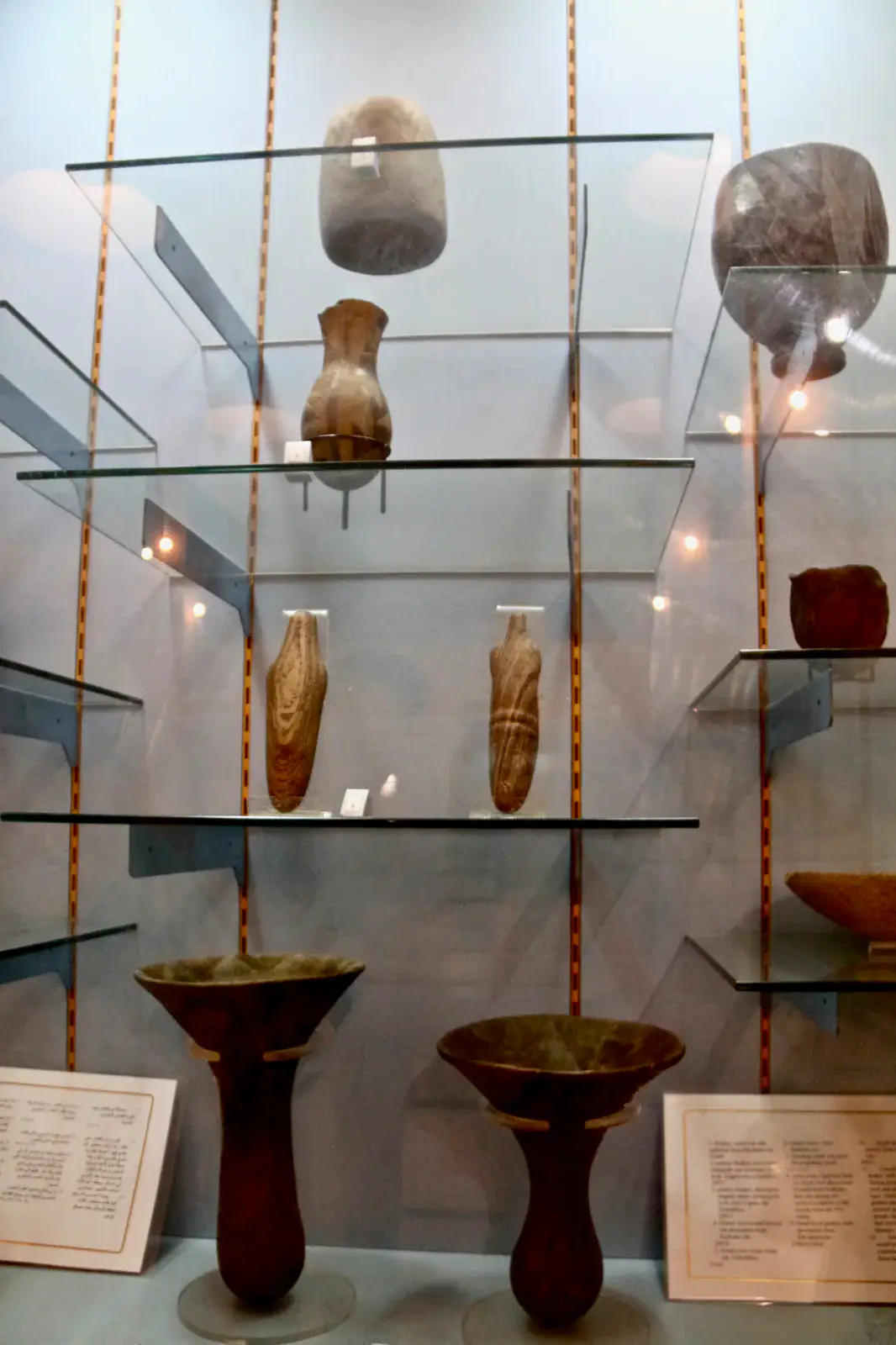Vasijas neolíticas del Nilo medio decoradas con bandas geométricas incisas y estampadas