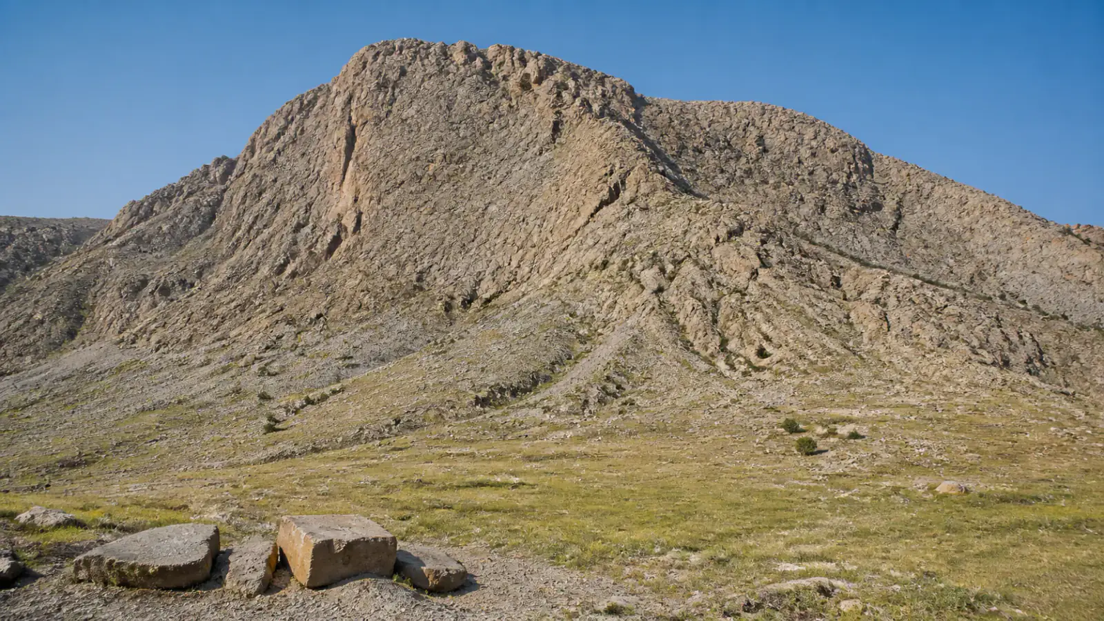 Imagen de Tres lenguas sobre una montaña