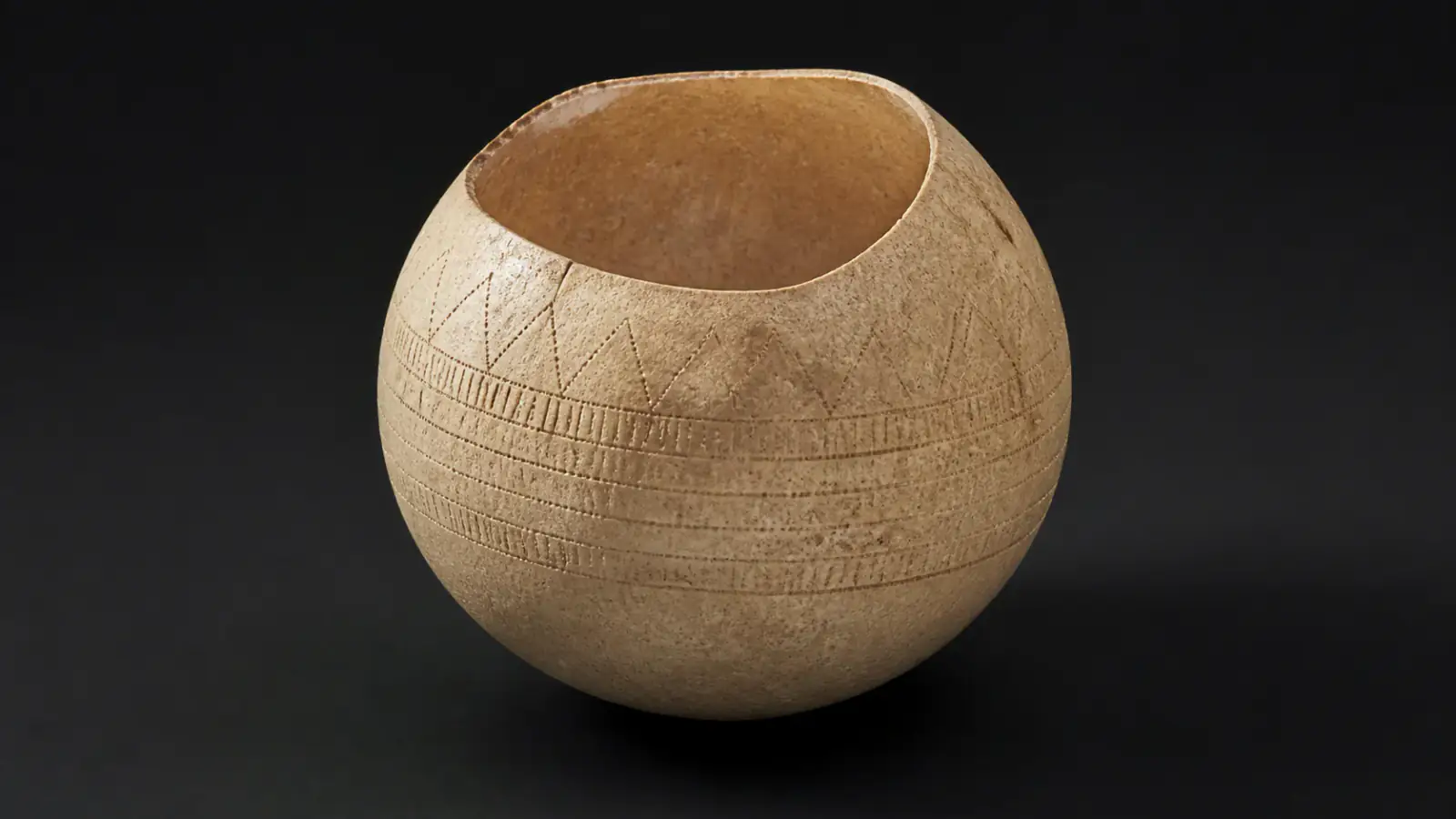 Recreación histórica específica de Un recipiente san de huevo de avestruz, Sudáfrica, 1816–1826