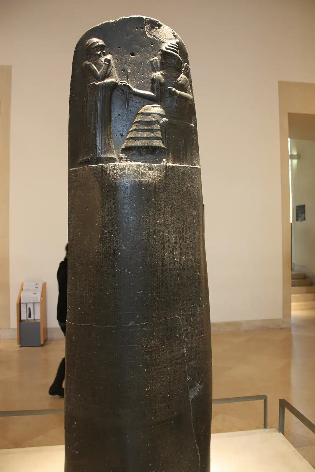 Fotografía de la estela original de Hammurabi. La base queda fuera del encuadre.