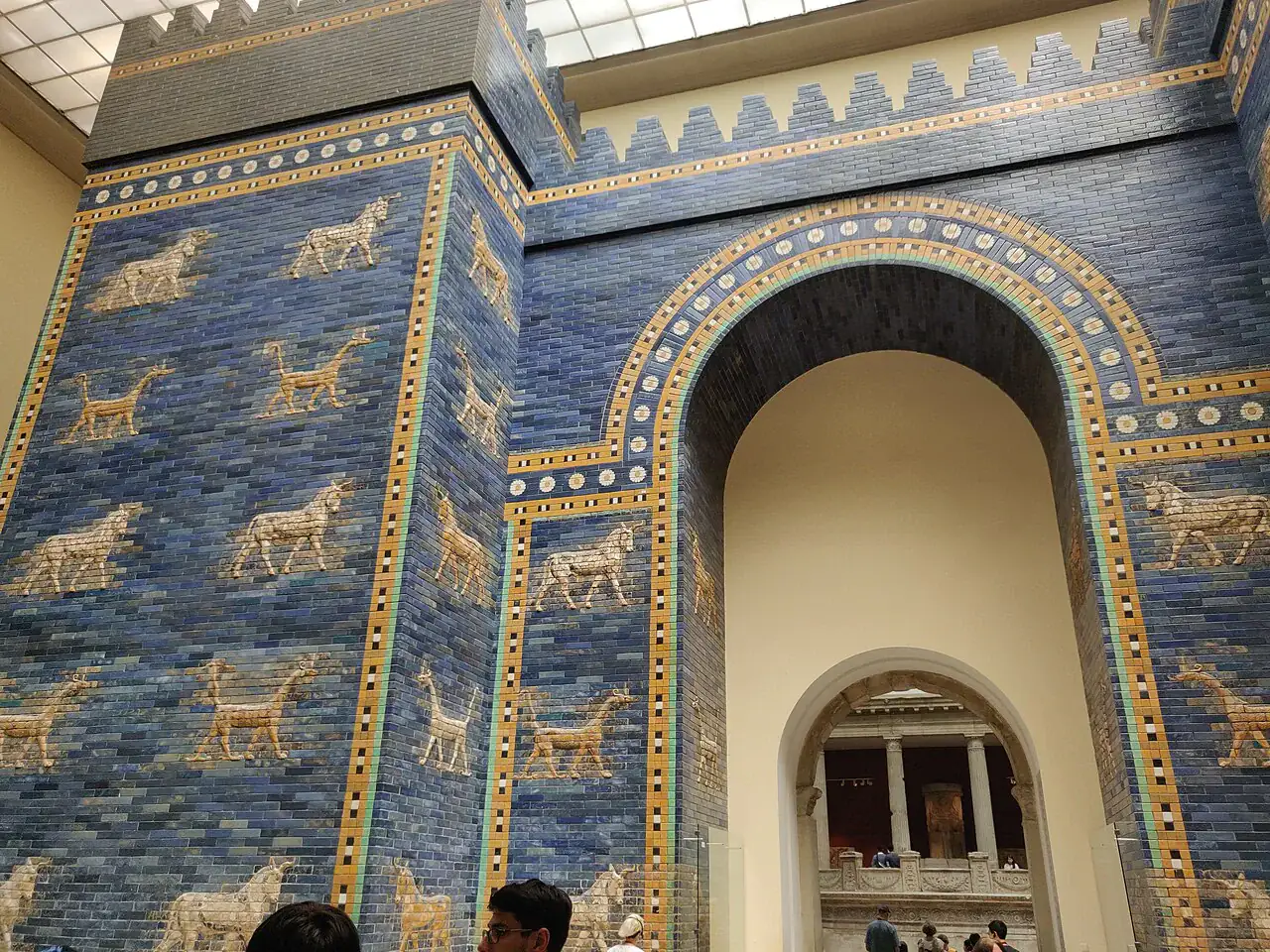 Vista parcial del montaje museográfico de la Puerta de Ishtar en Berlín: reconstrucción física con fragmentos antiguos y añadidos modernos.