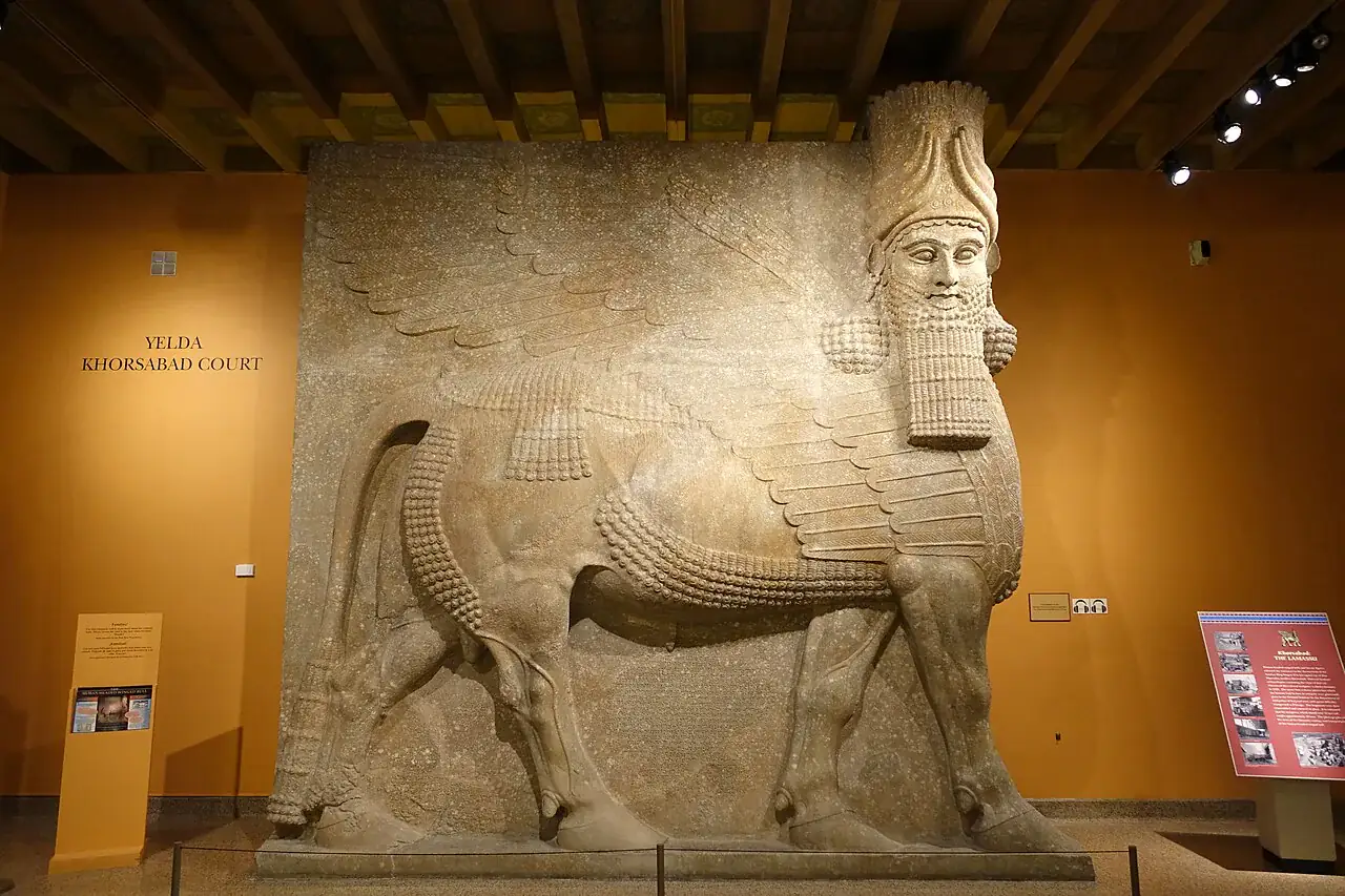 Fotografía del original conservado: Lamassu del palacio de Sargón II en Dur-Sharrukin. El monumento incluye restauraciones modernas.