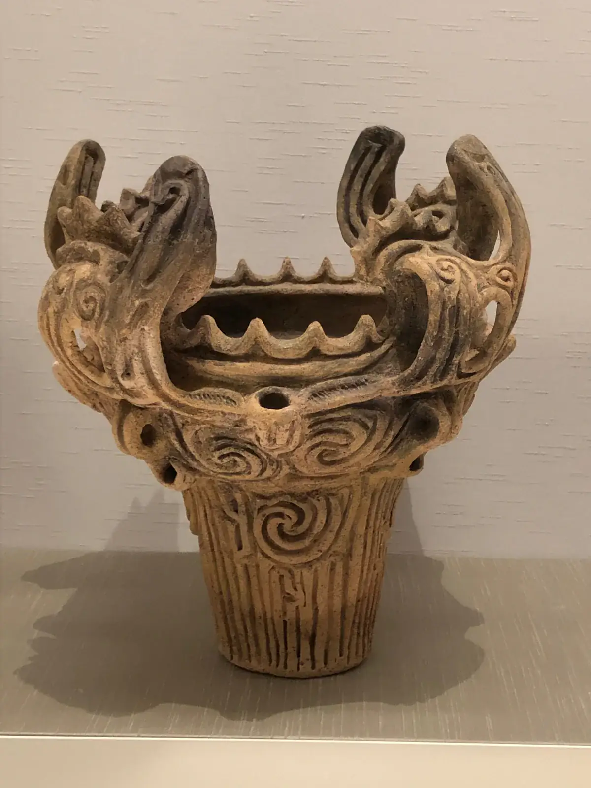 Vasija Jōmon de estilo llama con una corona de volutas de cerámica muy pronunciadas
