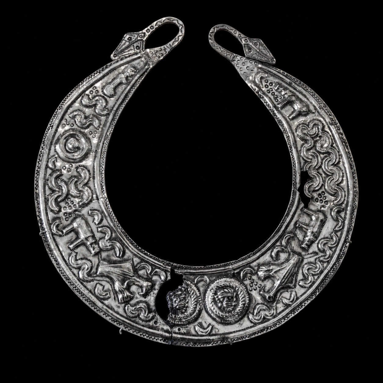 Pectoral de Chão de Lamas: reconstrucción interpretativa sobre fondo negro basada en la fotografía del original MAN 28589.