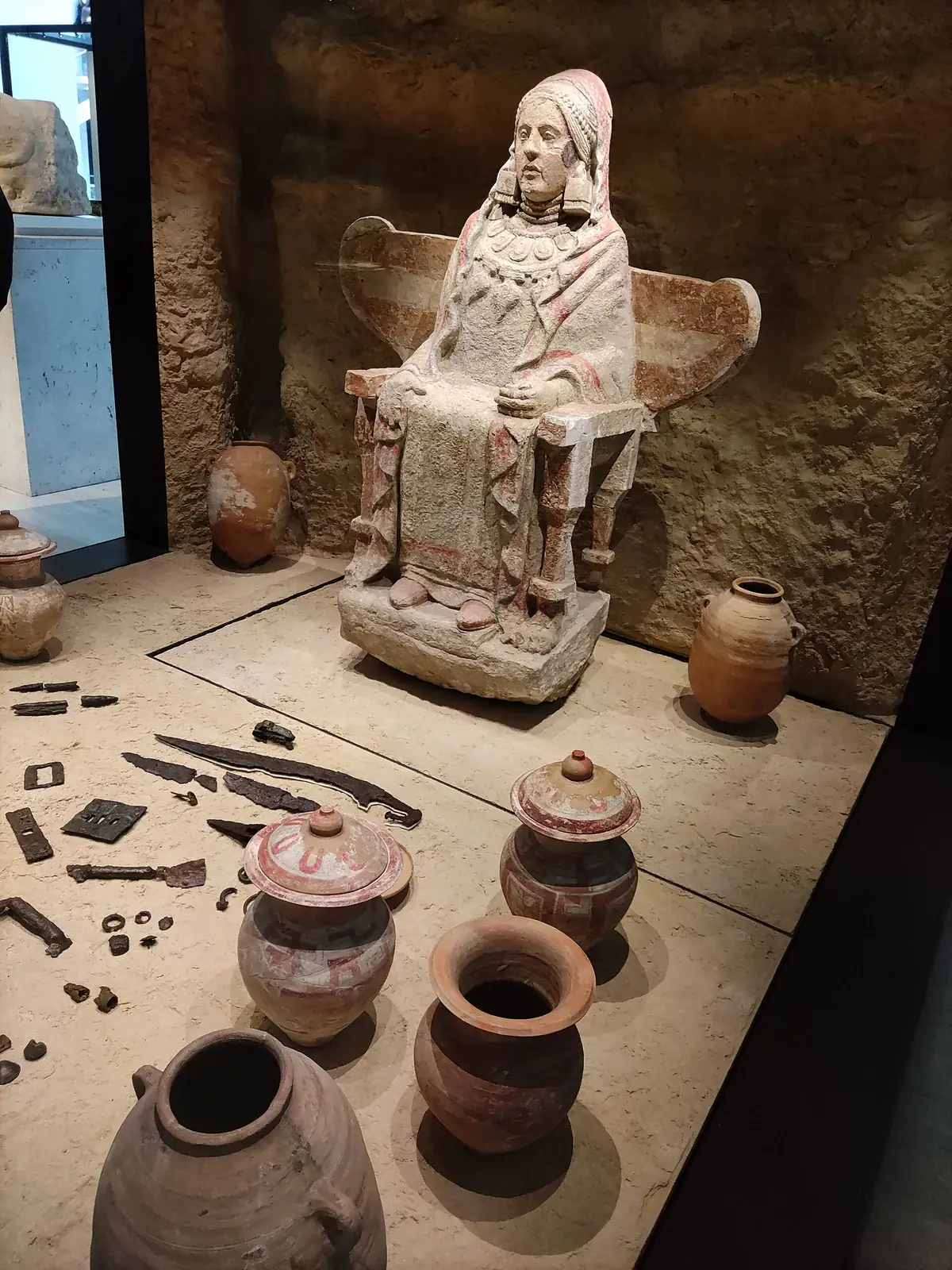 Dama de Baza y ajuar de la tumba 155 de la necrópolis de Basti (M.A.N.)