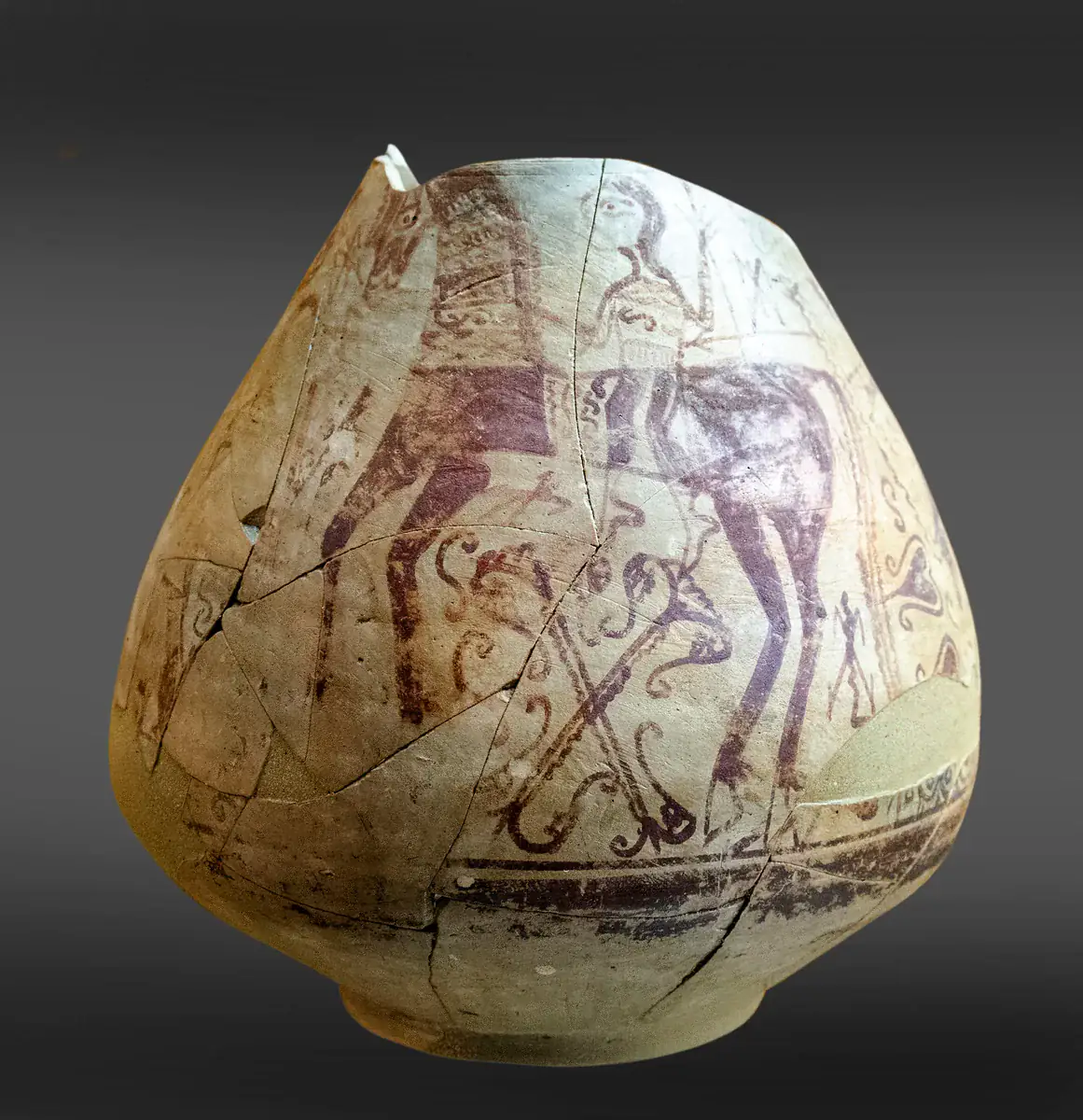 Recipiente de unos 18 cm de altura pintado con guerreros y músicos. Procede del Tossal de Sant Miquel (Llíria, Valencia) y se data en los siglos III-II a.C. Fciha en <a href=" http://mupreva.org/cat/2322/es " rel="noreferrer nofollow">mupreva.org/cat/2322/es</a>