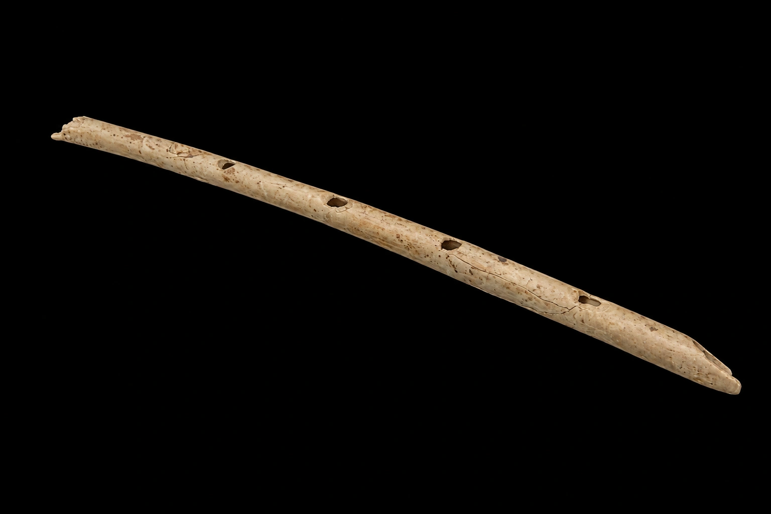 Edición interpretativa con IA de la flauta original de hueso de buitre de Hohle Fels, cuatro perforaciones conservadas y extremos incompletos, sobre negro.