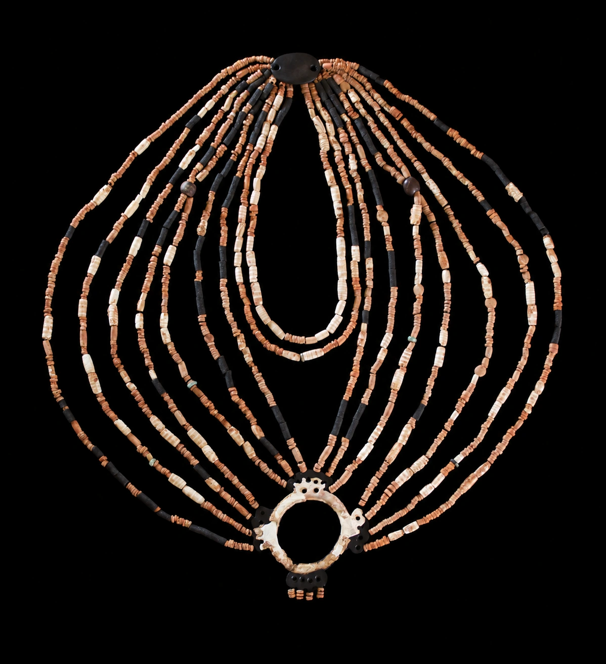 Edición interpretativa con IA del montaje científico del collar de Ba'ja CG7, con cuentas arqueológicas originales y separadores modernos negros; no representa un collar neolítico intacto.
