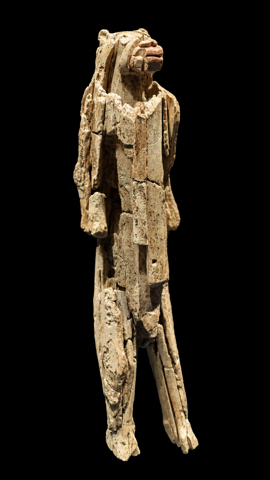 Edición interpretativa con IA del Hombre-león original de Hohlenstein-Stadel, conservando su estado fragmentario, sobre fondo negro.