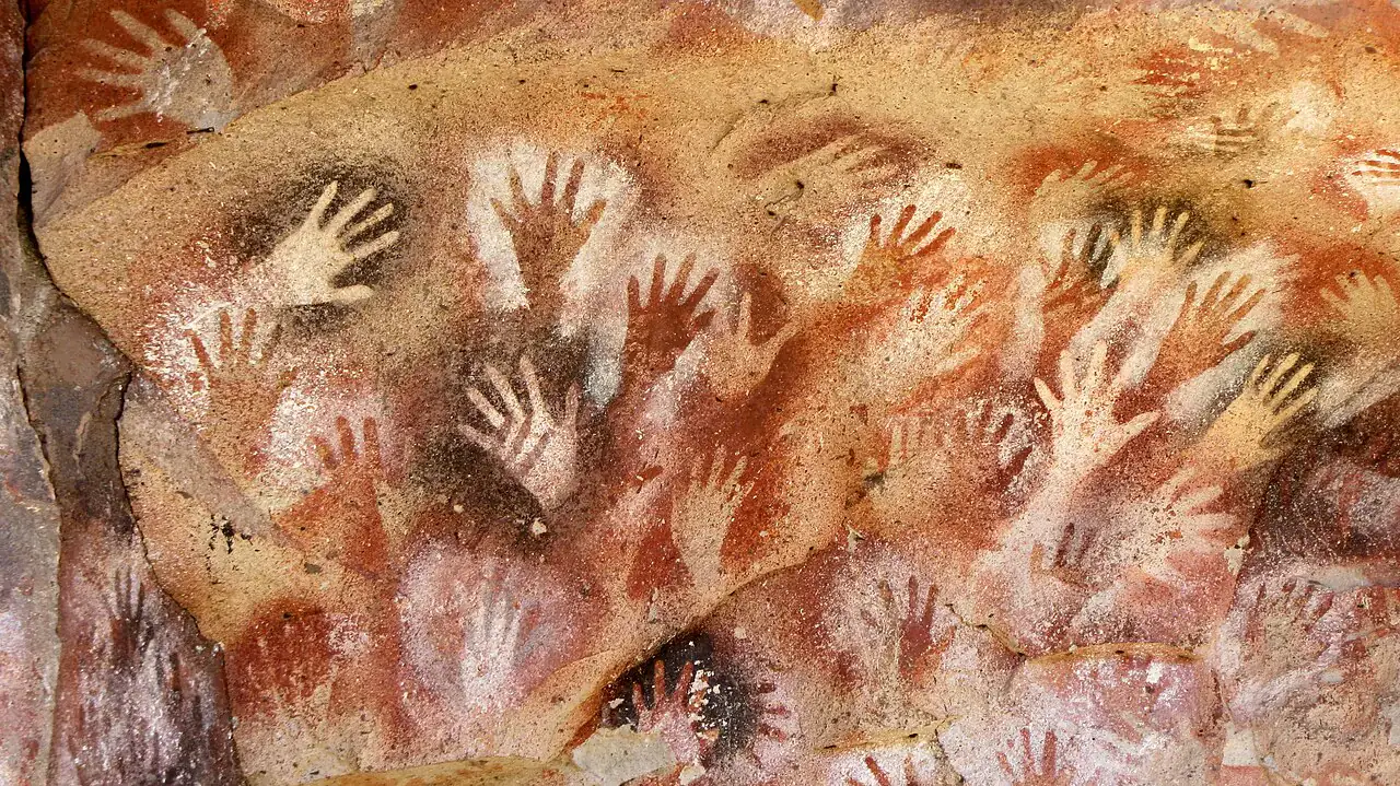 Panel de manos negativas de varios colores en Cueva de las Manos