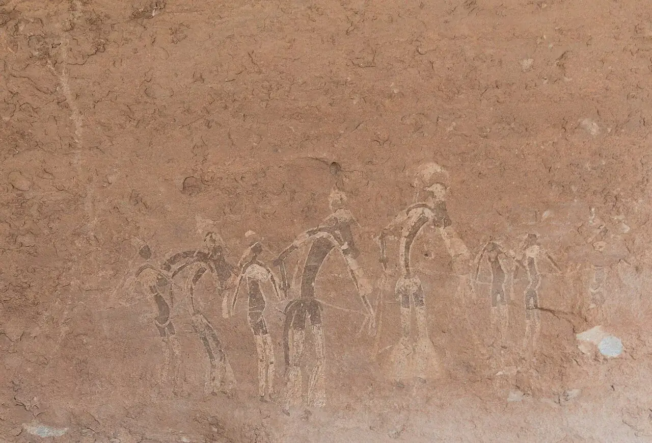 Figuras humanas pintadas sobre una pared de Tassili n’Ajjer