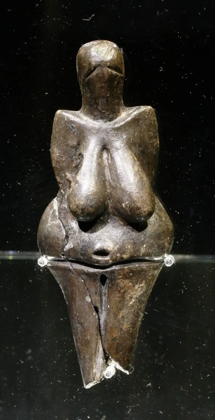 Fotografía de la figurilla de Dolní Věstonice