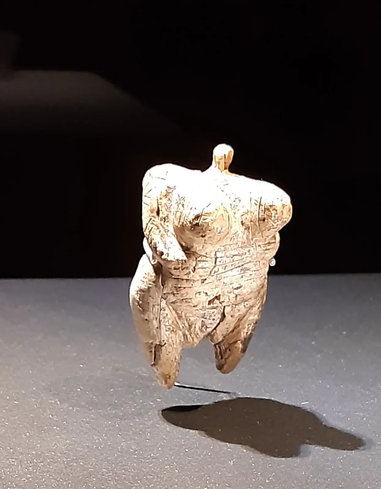Fotografía de la figurilla femenina de Hohle Fels