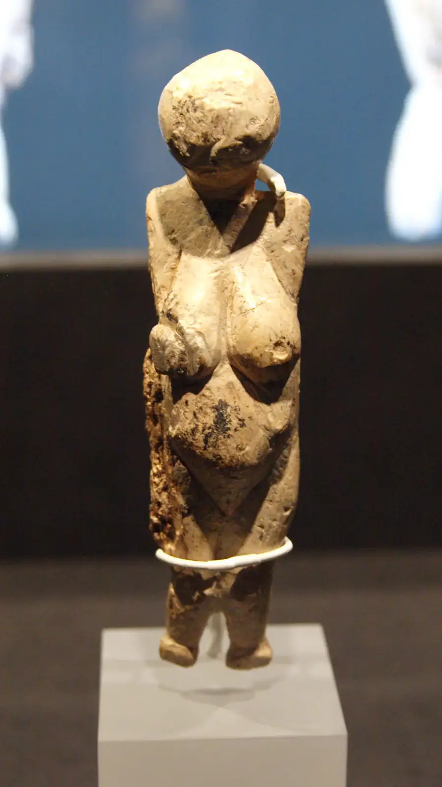 Frauenstatuette von Kostenki, Mammutelfenbein, Gravettien ca. 25.000 BP, Original, ausgestellt im Archäologischen Museum Hamburg (Eiszeiten - Die Kunst der Mammutjäger vom 18. Oktober 2016 bis 14. Mai 2017). Aufbewahrungsort sonst Kunstkammer Sankt Petersburg, Russland.