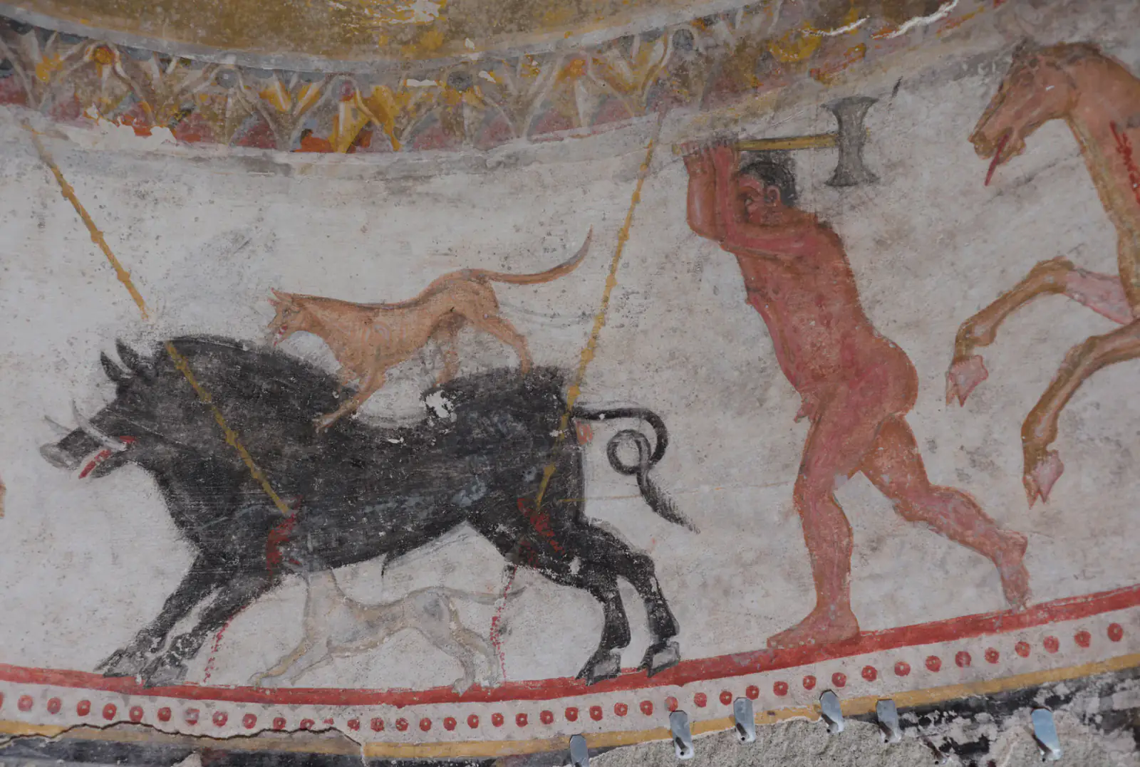 Detalle del friso de caza del fresco original de la tumba de Alexandrovo, fotografiado por A. Cosentino en 2019.