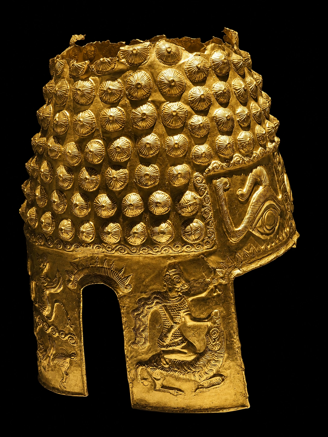 Casco de Coțofenești: reconstrucción interpretativa sobre fondo negro basada en la fotografía del original 11420.
