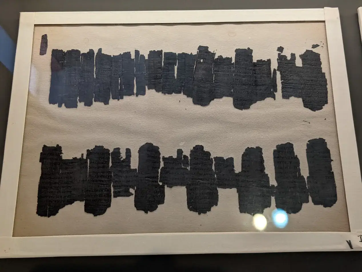 Fragmentos del papiro de Derveni expuestos en el Museo Arqueológico de Tesalónica.