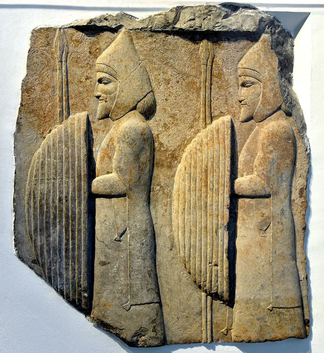 Relieve aqueménida de figuras identificadas como Skudra, procedente de Persépolis y conservado en el Museo de Pérgamo.