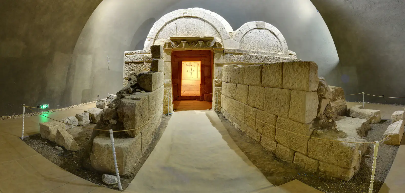 Arquitectura de Sveshtari como contexto geta. No es una tumba confirmada de Dromiquetes ni un retrato del gobernante.