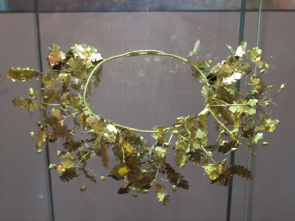 Corona de oro del ajuar de Golyama Kosmatka, fotografiada en Kazanlak. Se muestra un componente, no la totalidad del conjunto funerario.
