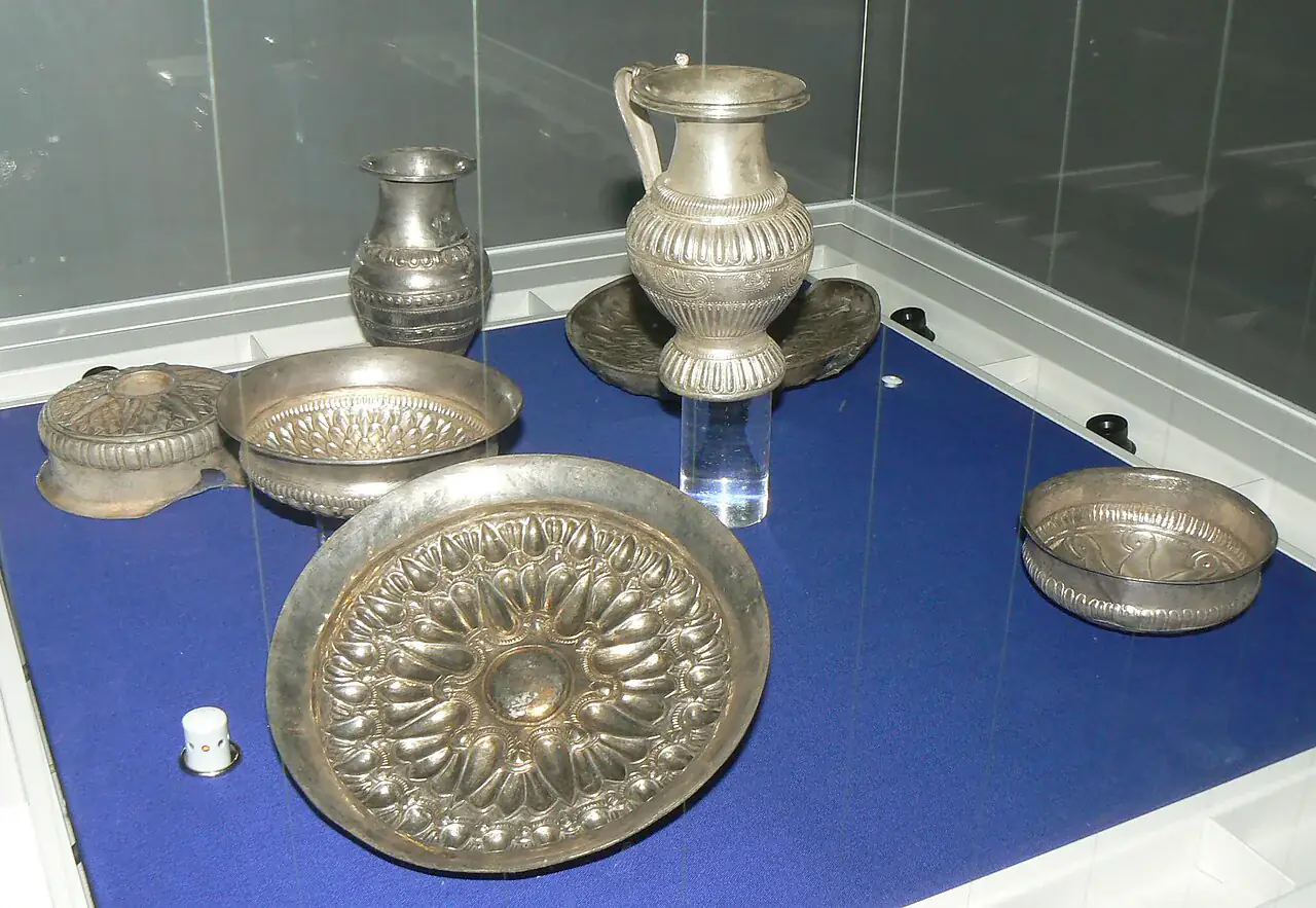 Vasos de plata del tesoro de Rogozen expuestos en el museo de Vratsa.
