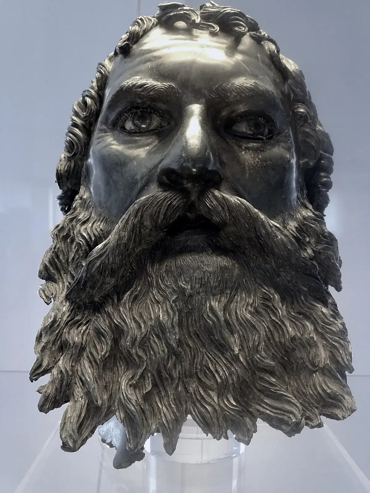 Cabeza de bronce de Golyama Kosmatka, asociada a Seutes III, en el Museo Arqueológico Nacional de Sofía.
