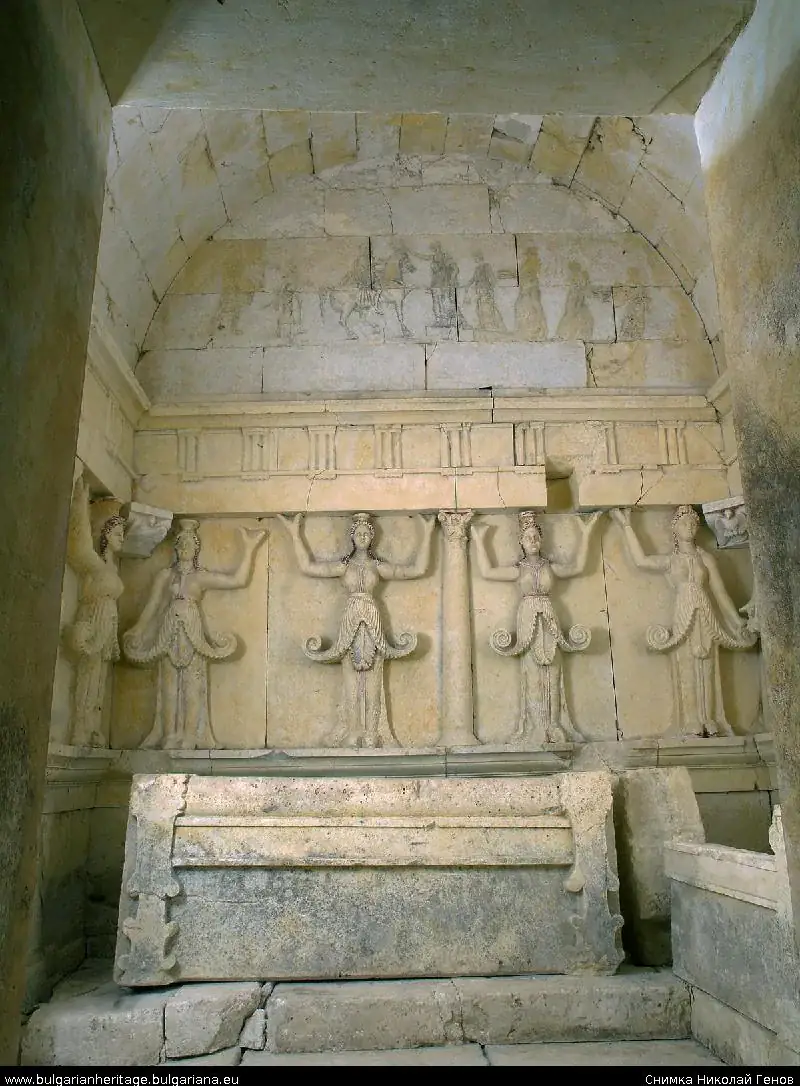 Interior de la tumba tracia de Sveshtari y sus figuras arquitectónicas.