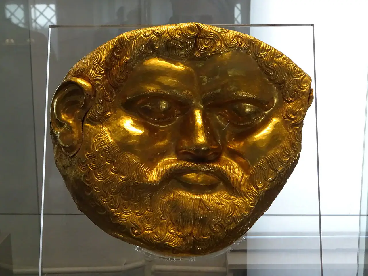 Máscara funeraria de Svetitsa, finales del siglo V a. C. Contexto de élite posterior; no es un retrato ni un ajuar identificado de Teres I.