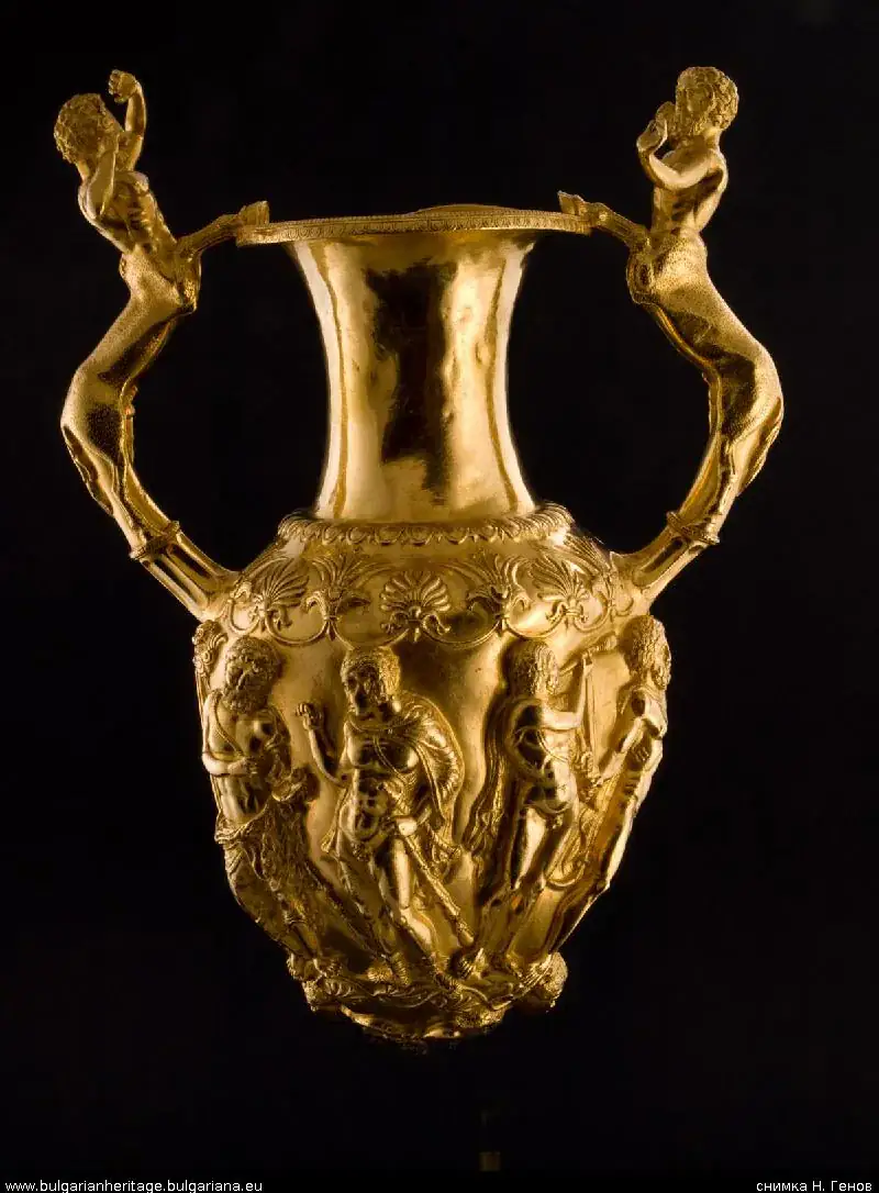 Ánfora-ritón de Panagyurishte, hacia 300 a. C. Comparación material posterior, no vajilla identificada del banquete de Seutes II narrado hacia 400 a. C.