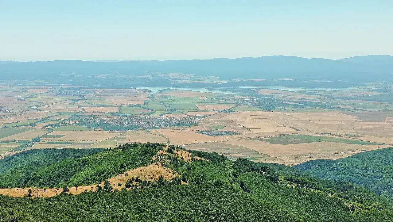 Paisaje actual del embalse Koprinka. El mapa histórico interactivo se ofrece por separado; el embalse moderno no es un paisaje antiguo reconstruido.