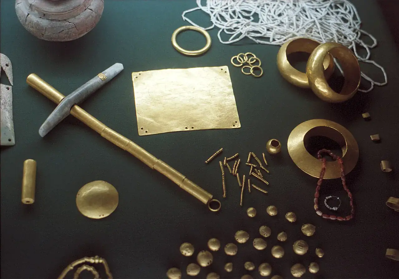 Oro calcolítico de la necrópolis de Varna, expuesto en el Museo Arqueológico de Varna.