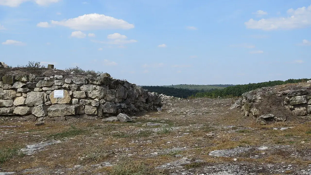 Puerta meridional de un asentamiento geta en Sboryanovo/Sveshtari. Contexto arqueológico, no la cueva de Zalmoxis ni prueba de un culto suyo en el lugar fotografiado.