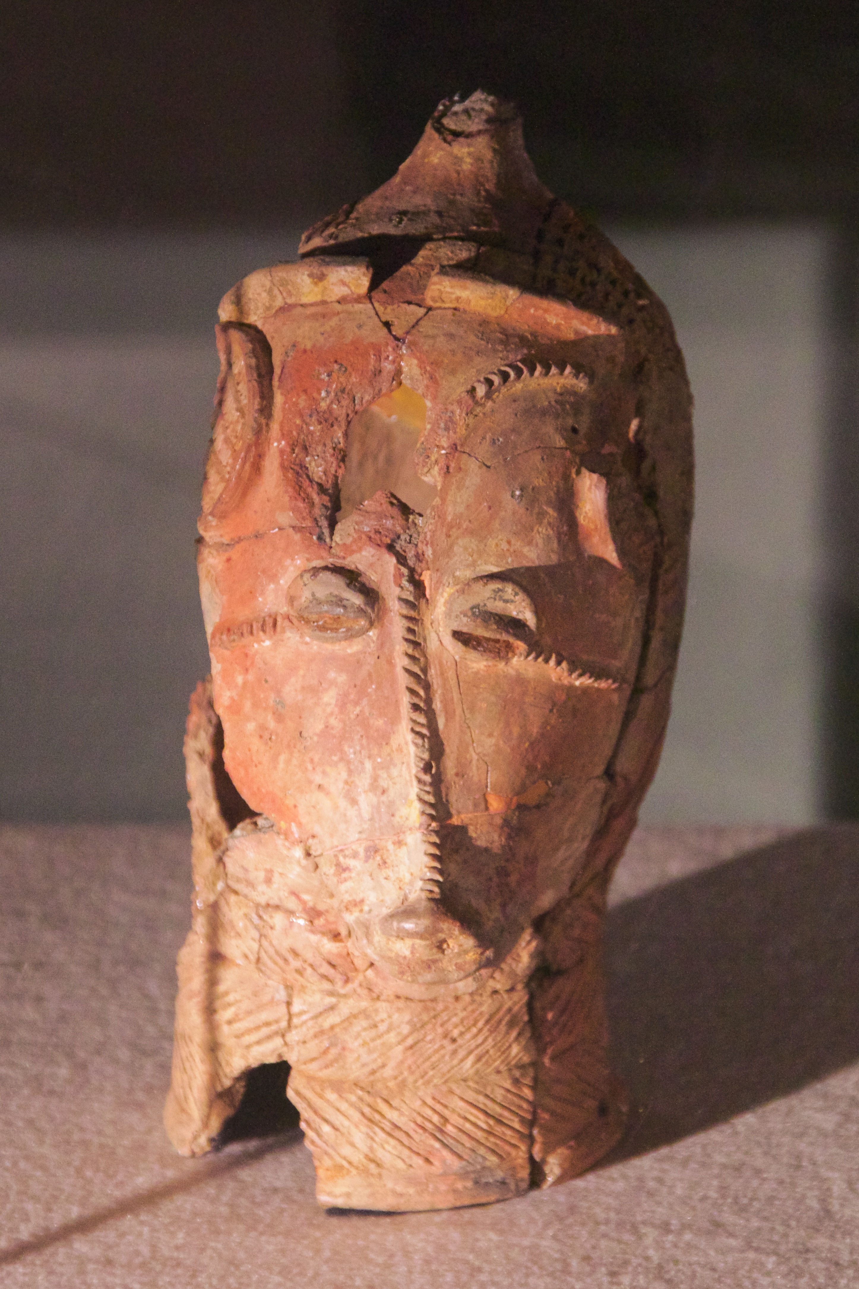 Fotografía del original: Detalle de una cabeza zoomorfa de Lydenburg, Ejemplar zoomorfo; número individual no publicado.