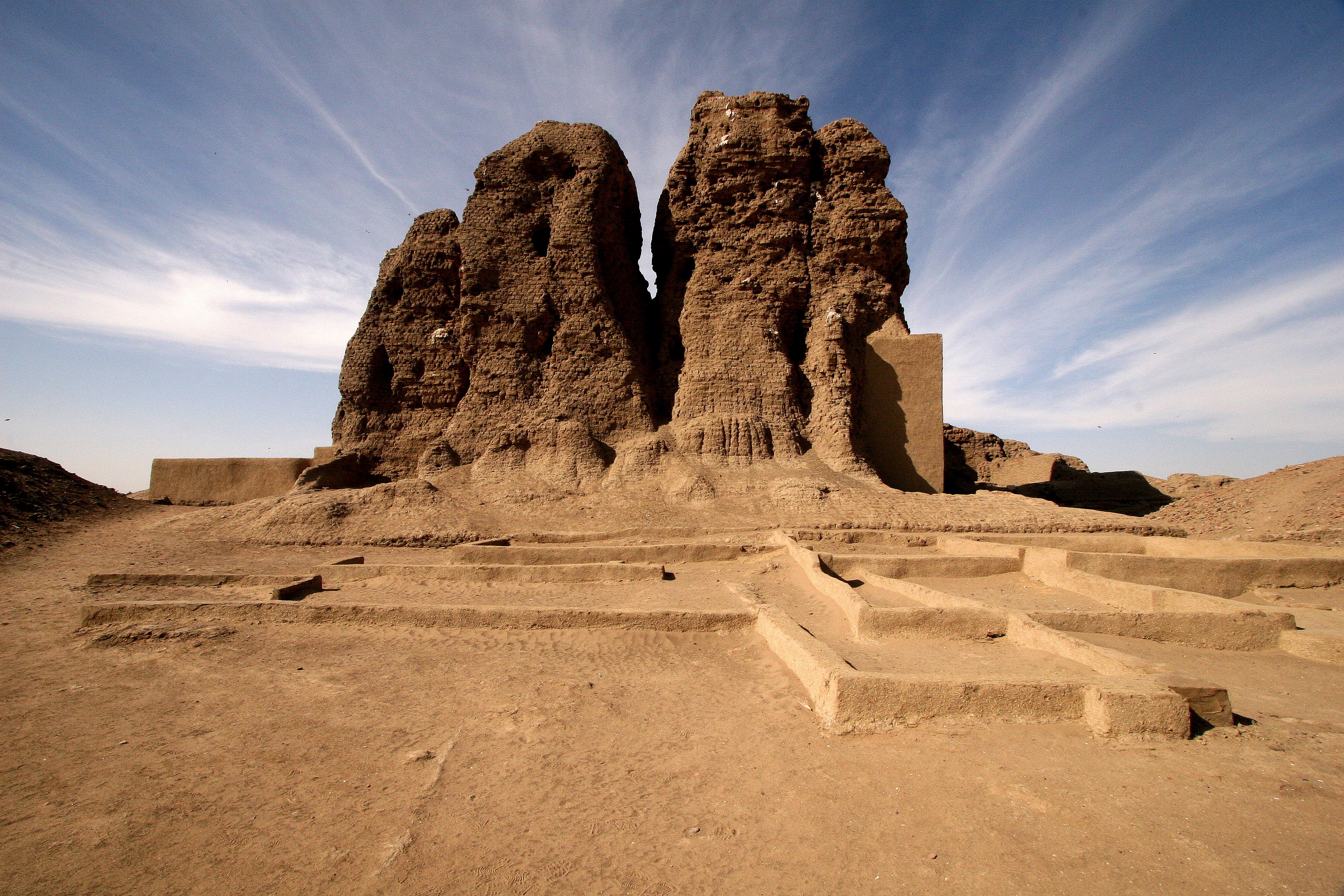 Referencia documental: La Deffufa de Kerma — hipótesis del estado monumental tardío.