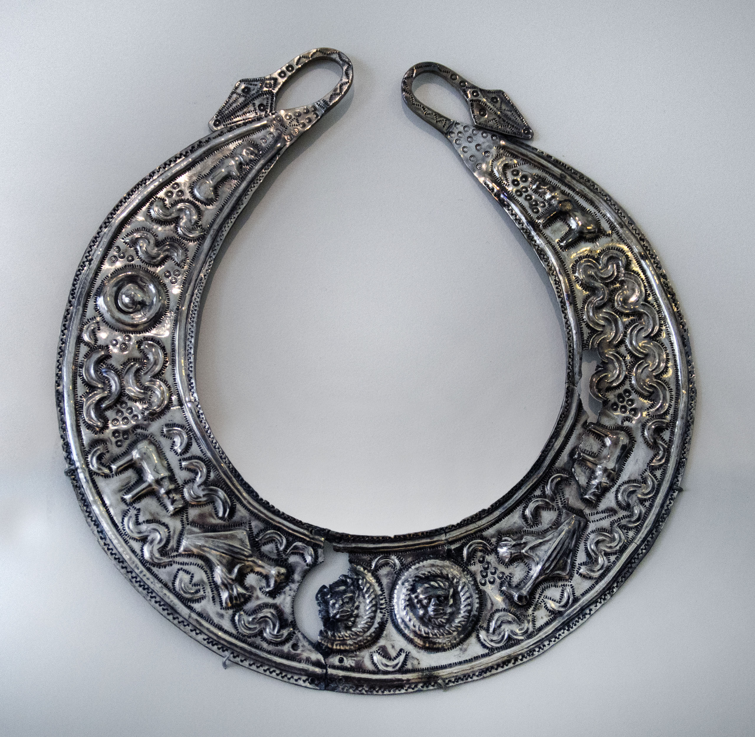 Fotografía del original: Pectoral de Chão de Lamas, MAN 28589.